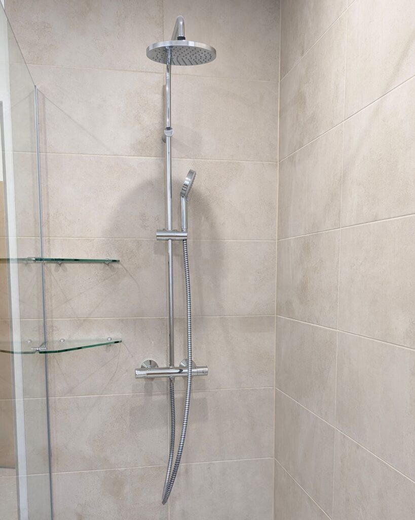 Bad Harzburg: new shower in the bathroom: rain shower head, hand shower, thermostatic mixer, glass shelves and large-format tiles, February 2026
